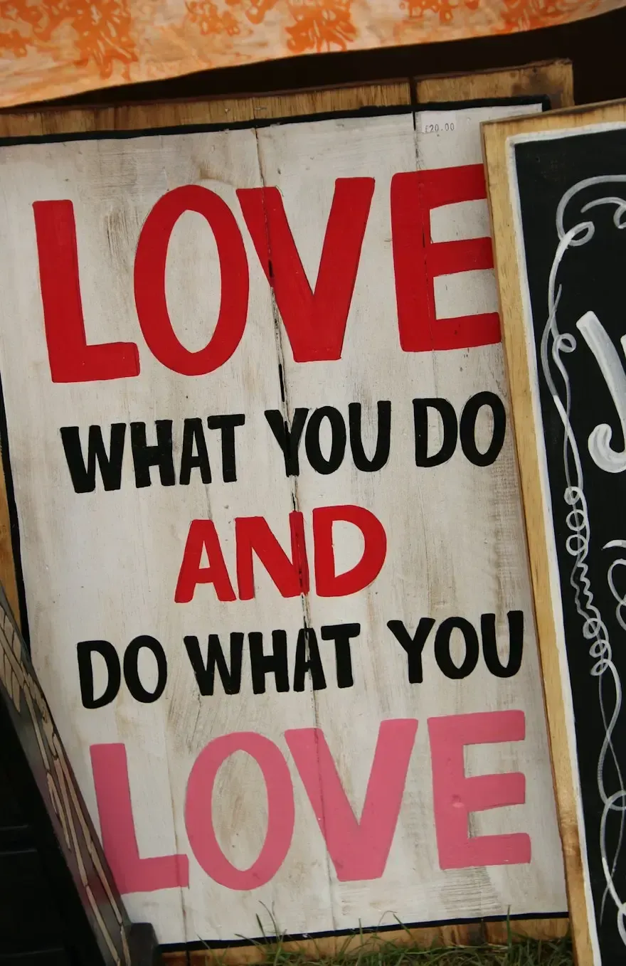 Pancarte affichant « love what you do and do what you love », Photo par Nick Fewings sur Unsplash